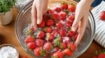 Fraises rincées sous l’eau : cette erreur laisse les pesticides, ce geste des maraîchers change tout à la maison