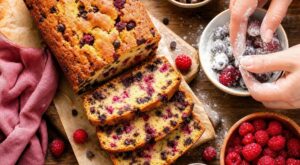 Gâteaux : arrêtez de verser vos pépites et fruits dans la pâte, ce geste de pâtissier évite qu’elles finissent au fond