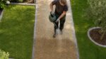 Jardin : arrêtez de ramasser vos graviers, cette résine de paysagistes à moins de 2 € le m² les fige enfin