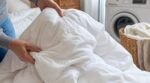 Je lavais ma couette comme un drap : cette erreur détruit le garnissage, changez vite ces 3 réglages