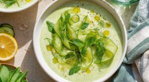 Je ne jurais que par le gaspacho tomate : cette soupe froide blanche et verte est plus fraîche et légère en canicule
