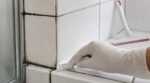 Joints de douche noircis : ce mélange à étaler dessus efface des années de crasse en 30 min, sans frotter
