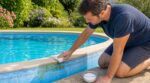 Marre de la ligne d’eau verte sur le liner de votre piscine ? Ce produit du placard l’efface d’un seul geste