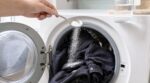 Marre du linge noir qui grise ? Ce produit de placard dans le tambour bloque net la décoloration à chaque lavage