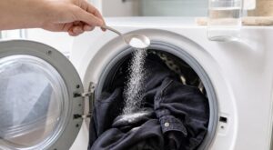 Marre du linge noir qui grise ? Ce produit de placard dans le tambour bloque net la décoloration à chaque lavage