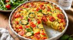 Ne faites plus de quiche classique : cette version sans pâte aux légumes d’été, il n’en reste jamais une part à table