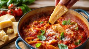 Ne jette plus tes croûtes de fromage : ce que ma voisine en fait dans sa sauce m’a bluffé (et je l’ai copiée)
