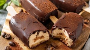 Ne rachetez plus de Magnum : ces barres tiramisu maison à coque croquante se font avec 3 fois rien grâce à ce geste