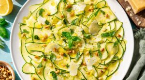 Ne servez plus jamais de salade verte : cette entrée aux courgettes, citron et parmesan prête en 10 min va vous bluffer