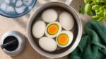 Œufs durs avec un anneau vert : ce détail trahit cette erreur de cuisson qui gâche tout sans que vous le sachiez
