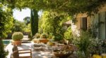 Oubliez le parasol : cette installation végétale de paysagiste divise la chaleur de votre terrasse en plein été