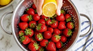 Oubliez l’eau du robinet : ce geste de maraîcher avec cet agrume désinfecte vos fraises sans les abîmer