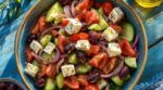 Plus besoin d’avion pour la Grèce : cette salade grecque glacée cache un geste clé (et un interdit)