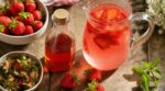 Queues de fraises : cette boisson maison à 0 € que prépare ma voisine me fait regretter des années de gaspillage