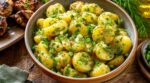 Salade de pommes de terre : ajoutez cette herbe à ce moment précis, sinon vous gâchez tout le goût