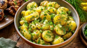 Salade de pommes de terre : ajoutez cette herbe à ce moment précis, sinon vous gâchez tout le goût