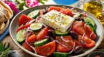 Salade grecque : ma mamie grecque n’y mettait que 5 ingrédients et imposait une règle que tout le monde brise