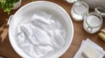 Si votre linge blanc reste gris malgré le percarbonate, ne faites plus l’erreur d’oublier ce produit basique