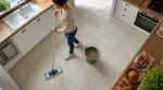 Si votre sol de cuisine reste gras malgré la serpillière, cette épice à quelques centimes change tout