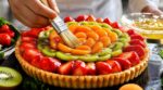 Tarte aux fruits qui se dessèche au frigo : ce secret de pâtissier méconnu la rend brillante en 2 minutes