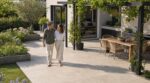 Terrasse brûlante : ce revêtement que les paysagistes posent en 2026 évite la fournaise et vous marchez pieds nus