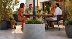 Terrasse : ce DIY tout simple pour un pied de parasol que vos invités croiront sorti d&rsquo;une boutique design cet été