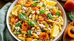 Tout le monde sert sa salade de pâtes avec de la tomate : en été, j’y mets ce fruit d&rsquo;été rôti et tout disparaît