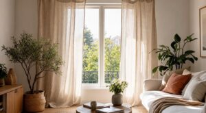 Tringle à rideaux : en 2026, les décorateurs l&rsquo;abandonnent pour ce simple morceau de bois que vous avez déjà chez vous