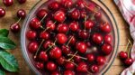 Vers dans les cerises : ce bain express avec un ingrédient banal les fait sortir avant d’en manger une seule