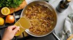 Vin blanc en cuisine : ces 4 alternatives sans alcool évitent d’ouvrir une bouteille et subliment vos recettes