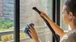 Vos moustiquaires filtrent plus de saleté que d’air : cette astuce en 3 gestes pour les nettoyer vite sans les démonter