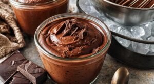 Vous compliquez trop la mousse au chocolat : cette version 2 ingrédients sans œufs, prête en 10 min, va tout changer