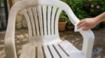 Vous nettoyez encore vos chaises de jardin au vinaigre ? Cette éponge vendue chez Action les rend blanches en 1 passage