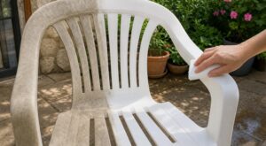 Vous nettoyez encore vos chaises de jardin au vinaigre ? Cette éponge vendue chez Action les rend blanches en 1 passage