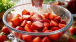 Vous sucrez vos fraises au mauvais moment : ce simple changement de timing évite qu’elles ne rendent toute leur eau