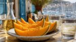 Apéro canicule : ce fruit d’été servi comme les anciens de Provence transporte vos invités dans un bistrot marseillais