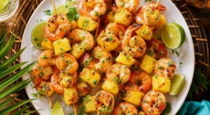 Apéro d’été ultra frais : ces mini brochettes sucrées-salées font oublier les chips, mais évitez absolument cette erreur
