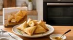 Apéro : oubliez les feuilletés surgelés, ces samoussas chèvre-miel prêts en 20 min croustillent grâce à ce geste