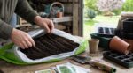 Arrêtez d’acheter godets et barquettes : ce sac entamé au garage suffit pour tous vos semis du printemps