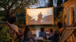 Canicule : de plus en plus de familles lâchent la télé du salon pour ce système dans le jardin après 22 h
