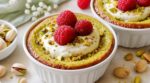 Ce dessert à la pistache sans farine ni beurre, prêt en 15 min, a un cœur tremblotant que tout le monde redemande