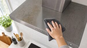 Ce recoin de votre hotte, le plus crasseux de la cuisine : cette astuce chaude efface d&rsquo;un coup graisse et odeurs