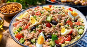 Cette salade de riz niçoise à la vinaigrette aux anchois ne doit plus être servie en simple accompagnement cet été