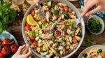 Cette salade de thon de grand-mère, prête en 15 min, sauve tous mes déjeuners d’été depuis 30 ans