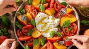 Cette salade tomates-pêches-burrata prête en 10 min fait croire à un traiteur, si vous évitez cette erreur