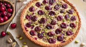 Cette tarte cerises-pistache qu&rsquo;on me réclame tout le temps garde un fond ultra croustillant grâce à un geste oublié