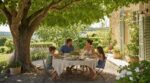 Déjeuners au frais sur terrasse plein sud : cet arbre planté il y a 2 ans remplace stores et clim cet été
