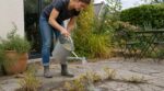 Désherbant de grand-mère : ce mélange « miracle » qui stérilise secrètement votre jardin en moins de 48 heures