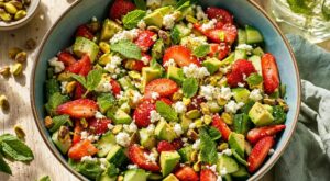 En été, arrêtez de servir vos fraises en dessert : cette salade sucrée-salée en entrée change tout au repas