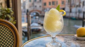 En Italie, ils ont remplacé le café de fin de repas par ce digestif glacé au citron : 4 ingrédients, effet garanti